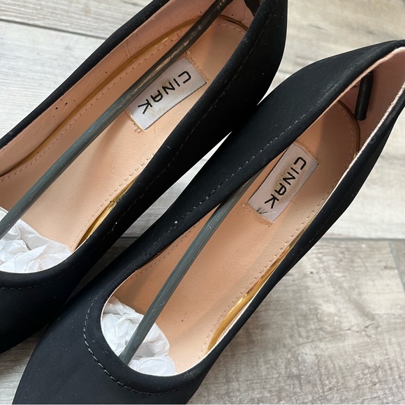 New women’s black velvet pumps size 6 - Picture 5 of 5